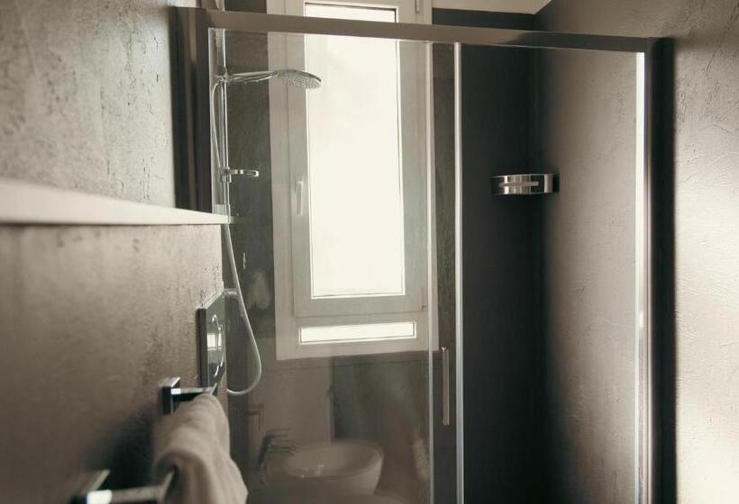 Quarto Triplo Estandar, Lux