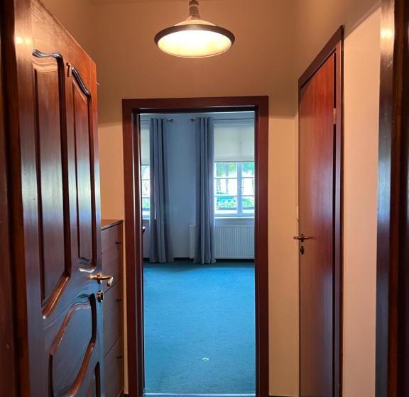 דירת חדר, Dworek Bielin