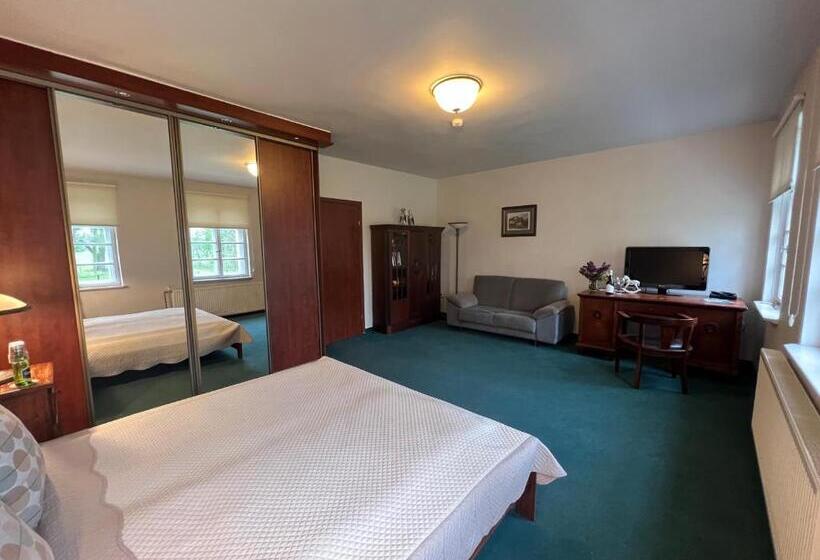 דירת חדר, Dworek Bielin