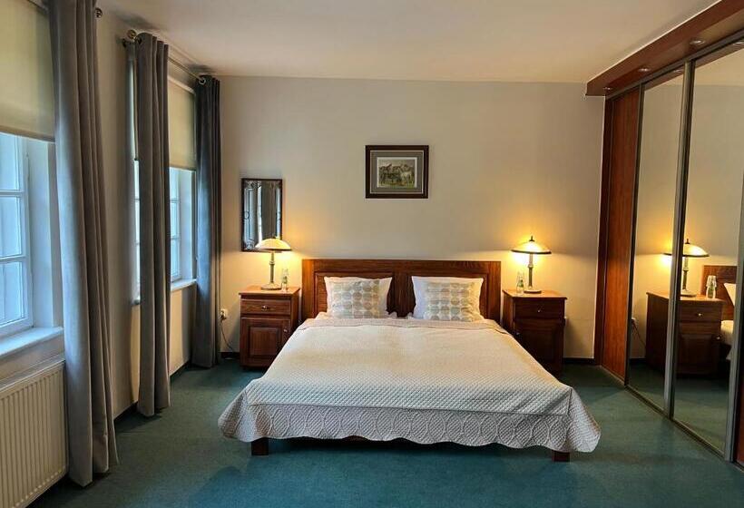 דירת חדר, Dworek Bielin