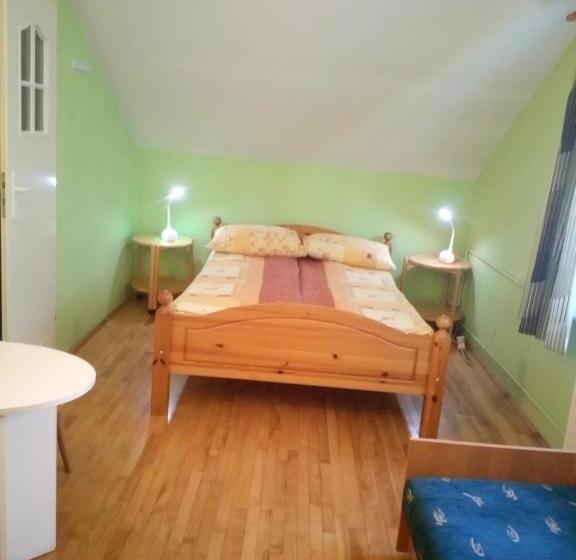 غرفة قياسية مزوَّدة بشُرفة, Nad Panną