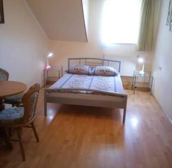 غرفة قياسية مطلة على الجبل, Nad Panną