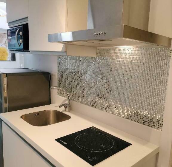 استودیو استاندارد با چشم‌انداز استخر, Azure North Monaco Tower