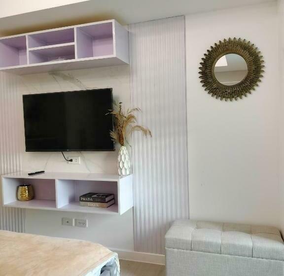 استودیو استاندارد با چشم‌انداز استخر, Azure North Monaco Tower