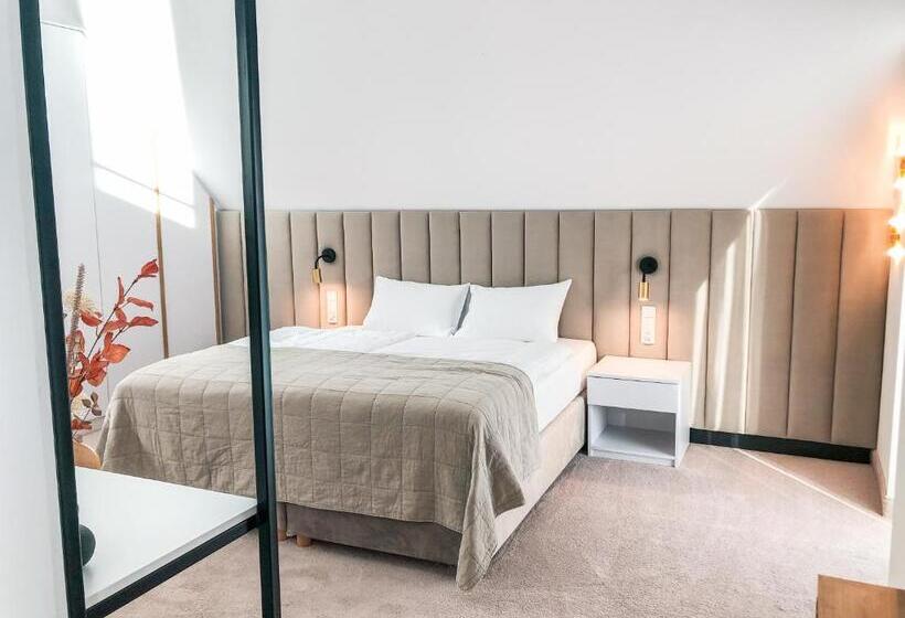 带大床的高级房间, & Restauracja Nad Sandelą