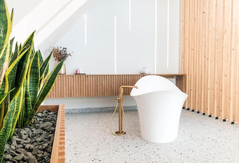 带大床的高级房间, & Restauracja Nad Sandelą