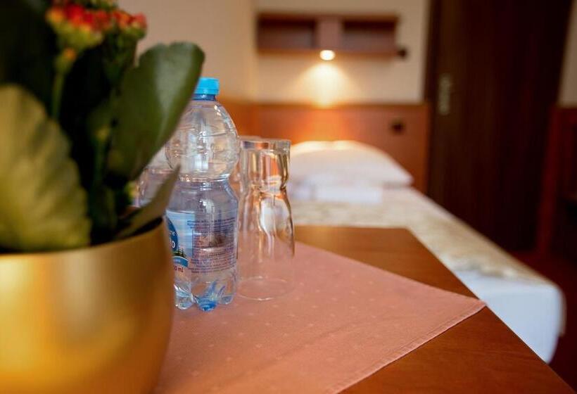 标准三人间, Zamek Chałupki