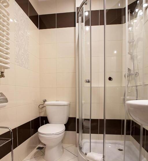 标准三人间, Zamek Chałupki