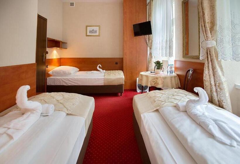 标准三人间, Zamek Chałupki