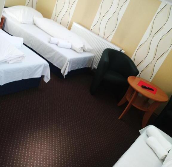 חדר סטנדרט לשלושה, Sawik Dziekanowice