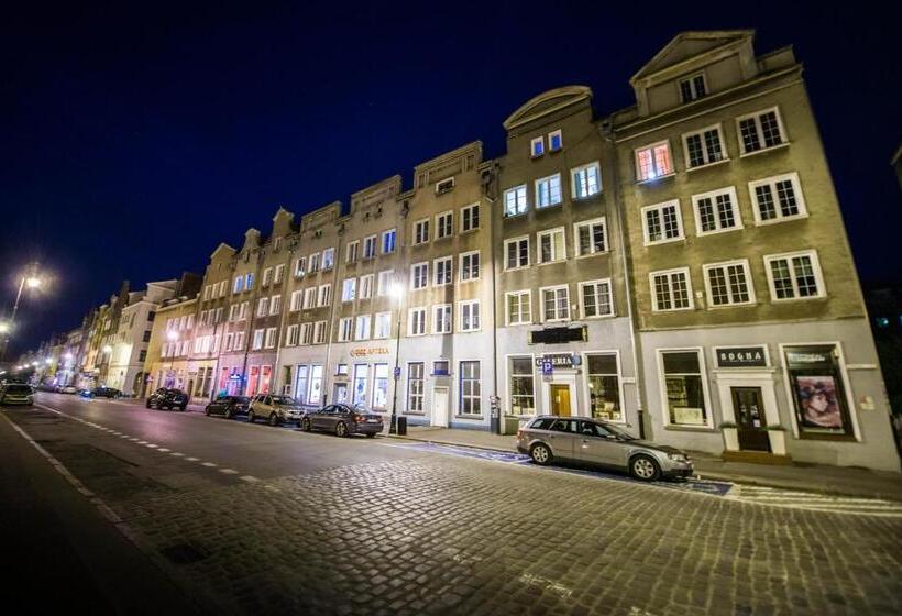 اتاق استاندارد با سرویس بهداشتی مشترک, Wide Street