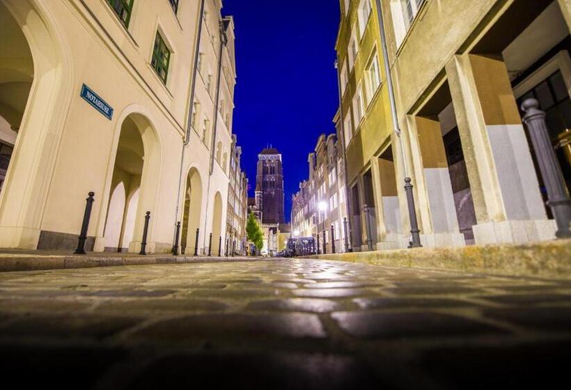 اتاق استاندارد با سرویس بهداشتی مشترک, Wide Street