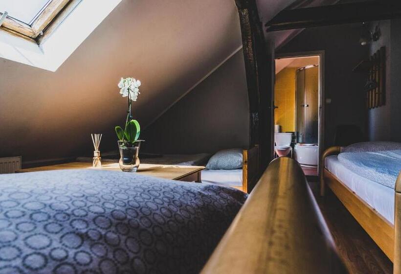 חדר סטנדרט לשלושה, Zajazd Pod Lipami