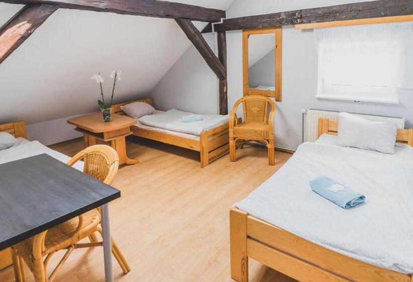 חדר סטנדרט לשלושה עם חדר אמבטיה משוף, Zajazd Pod Lipami