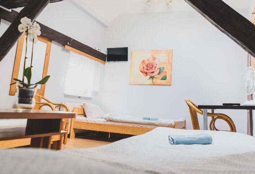 חדר סטנדרט לשלושה עם חדר אמבטיה משוף, Zajazd Pod Lipami