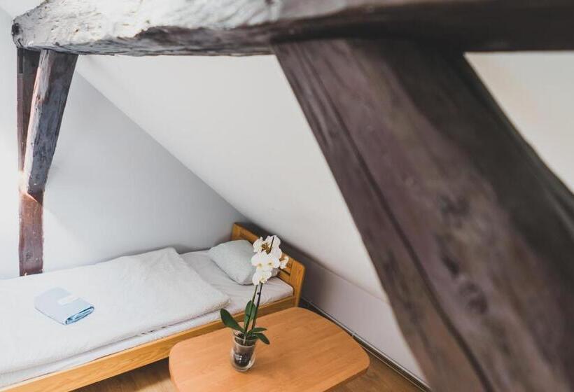 חדר סטנדרט לשלושה עם חדר אמבטיה משוף, Zajazd Pod Lipami