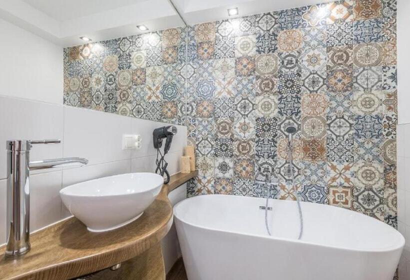 اتاق استاندارد چهار تخته, Biały Jeleń Z Basenem I Jacuzzi