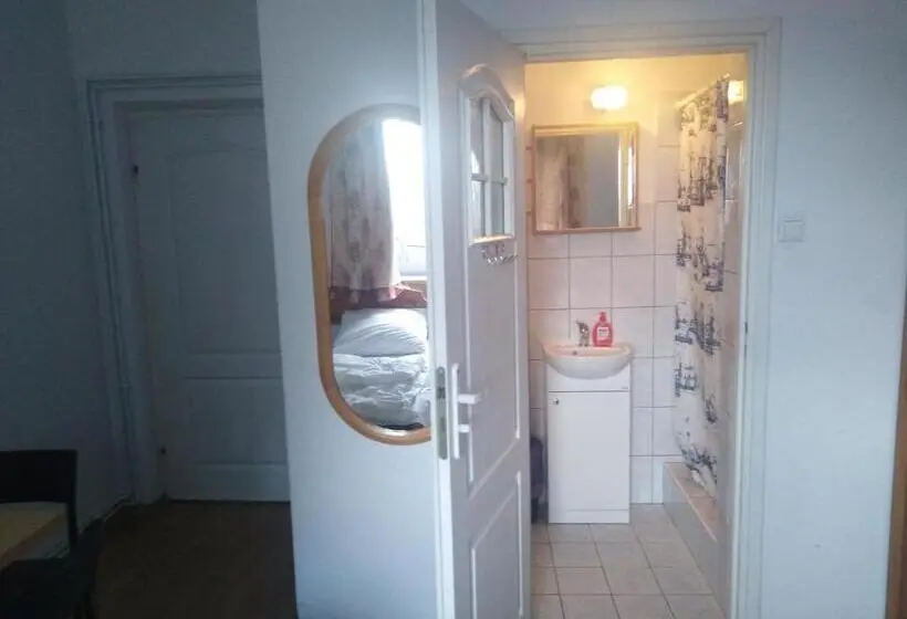 Standard Kolmen Hengen Huone, Pokoje Gościnne Irena