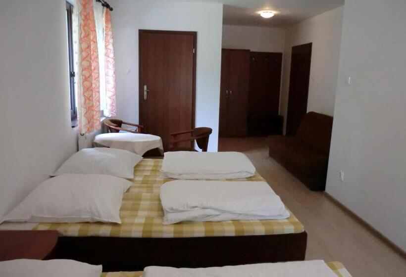 Четырехместный Номер Стандарт с Балконом, Villa Dolce Vita