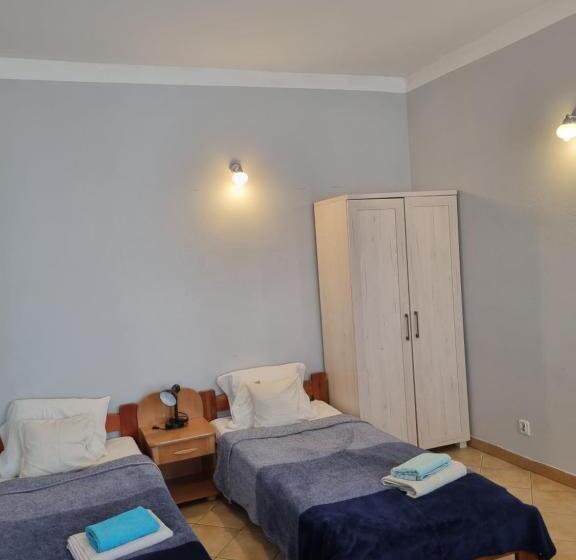 חדר סטנדרט לארבעה, Zaułek