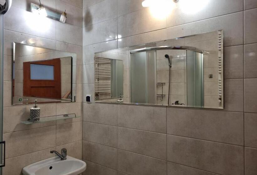 חדר סטנדרט לארבעה, Zaułek