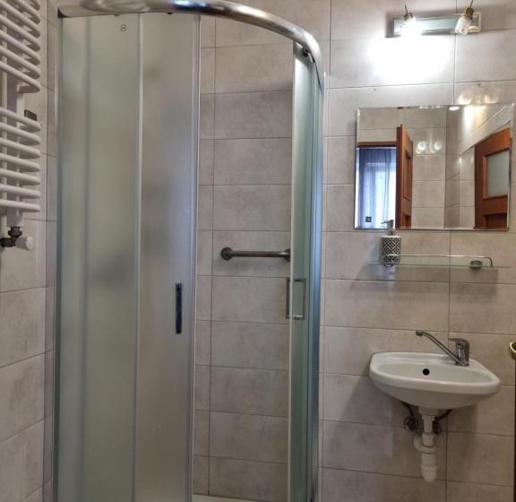 חדר סטנדרט לארבעה, Zaułek