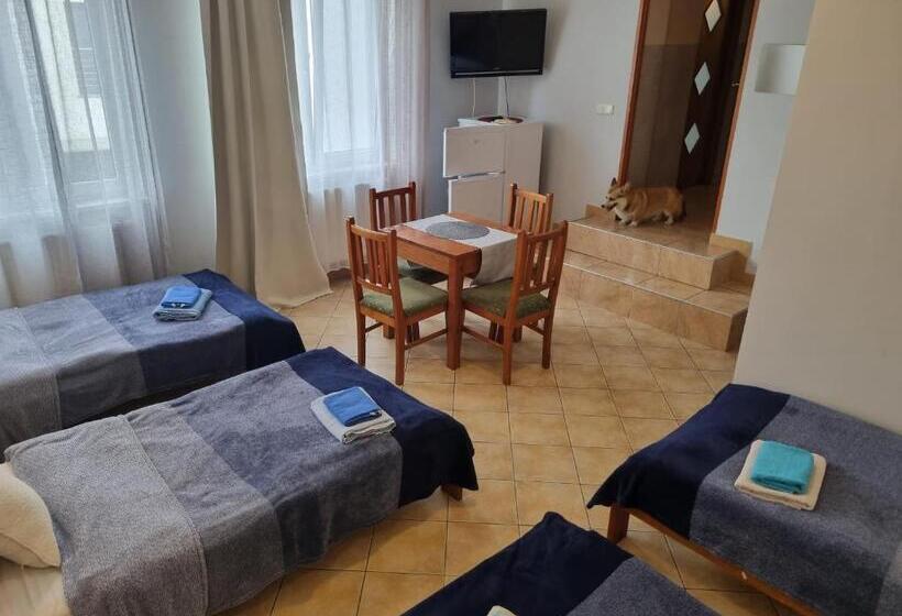 חדר סטנדרט לארבעה, Zaułek