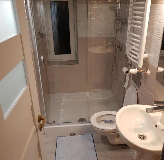 חדר משפחתי, Zaułek