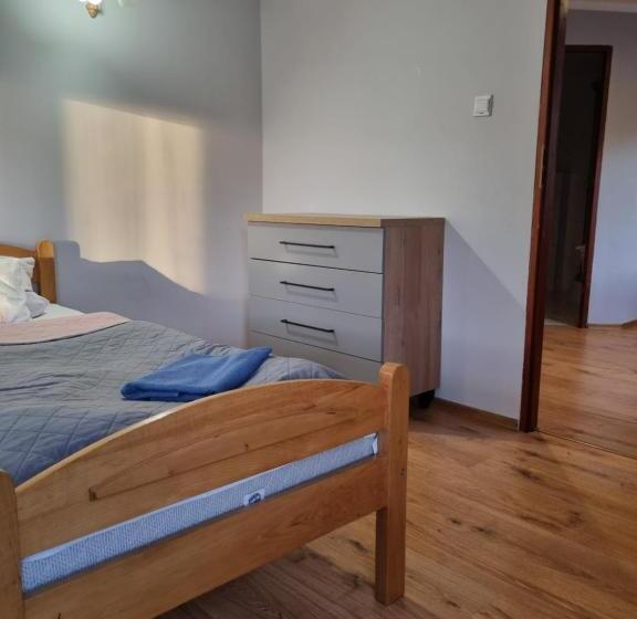 חדר משפחתי, Zaułek