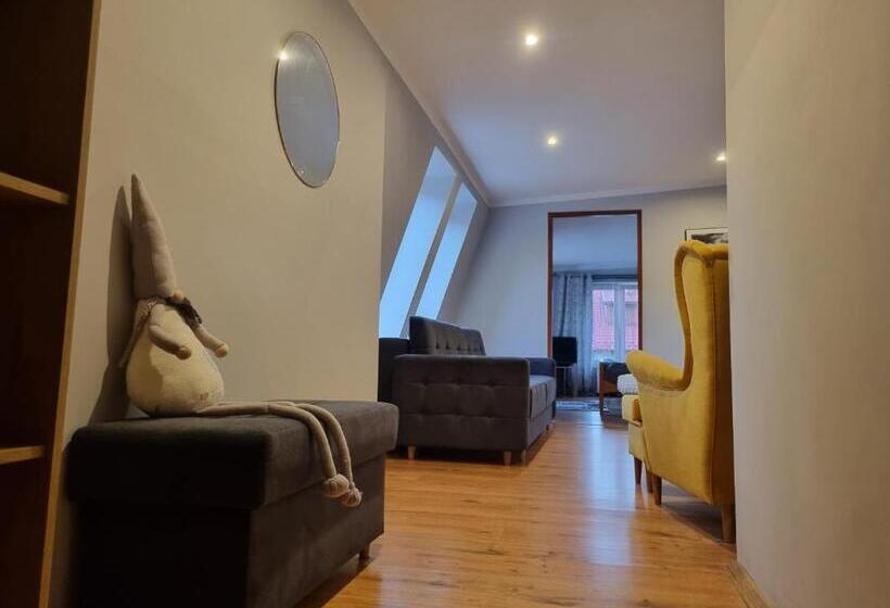 חדר משפחתי, Zaułek