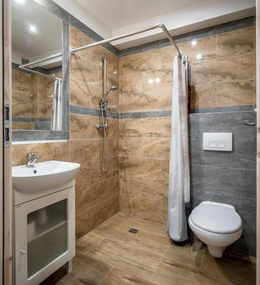 주니어 스위트, Domek U świerków