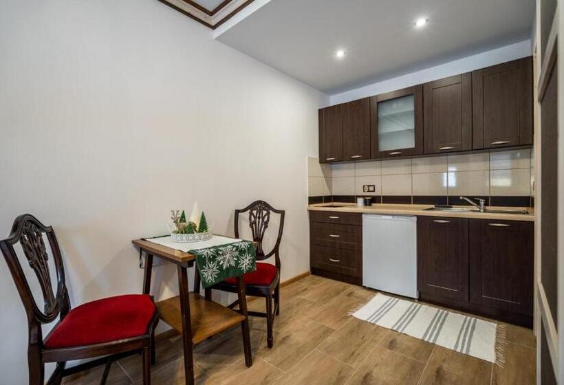 주니어 스위트, Domek U świerków