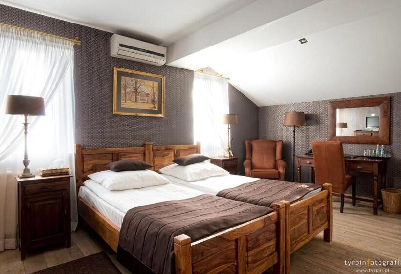 غرفة قياسية, Dwór Na Wolicy