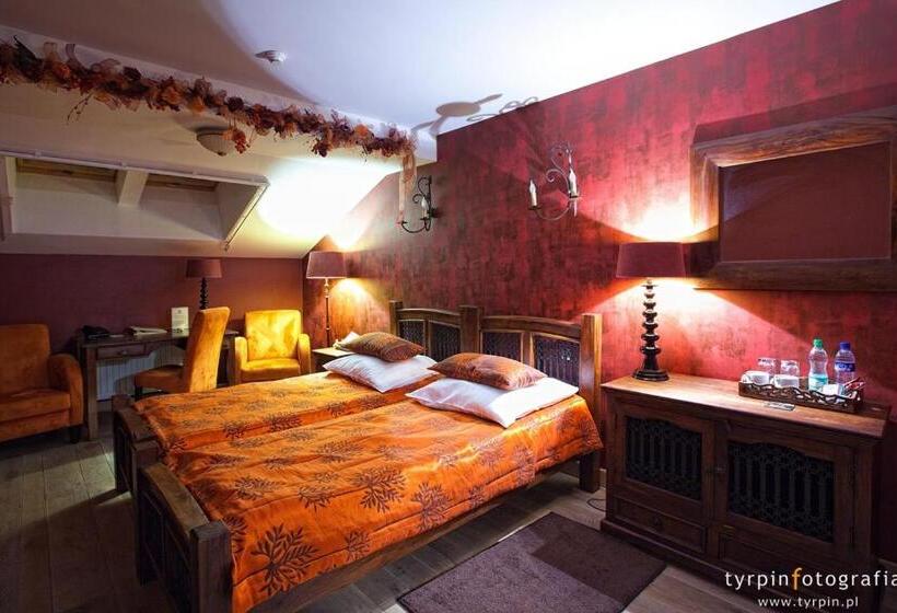 غرفة قياسية, Dwór Na Wolicy