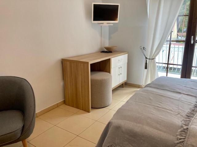 חדר סטנדרט לארבעה, H2o