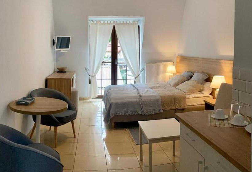 חדר סטנדרט לארבעה, H2o