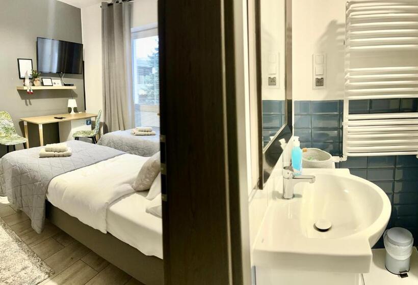 חדר סטנדרט עם מרפסת, Apartamenty Pokoje Willa Bielany