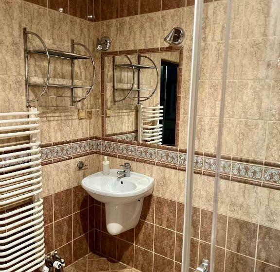 إستديو عائلى, Willa Elka