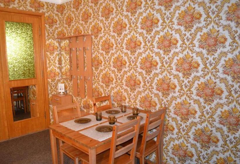 Quarto Familiar Banheiro Compartilhado, Zajazd Irina