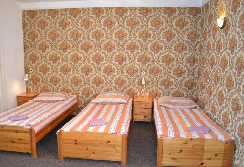 Quarto Familiar Banheiro Compartilhado, Zajazd Irina