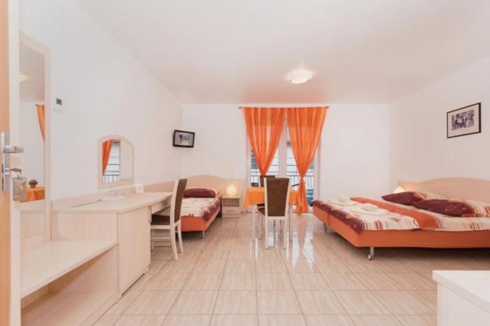 带阳台的三人标准间, Aneta