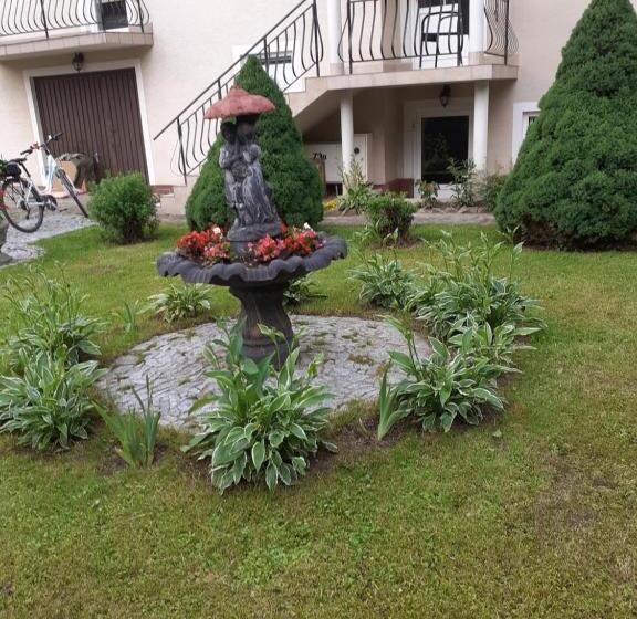 家庭间, Pod Akacjami