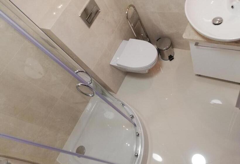 スタンダードルーム, U źródeł