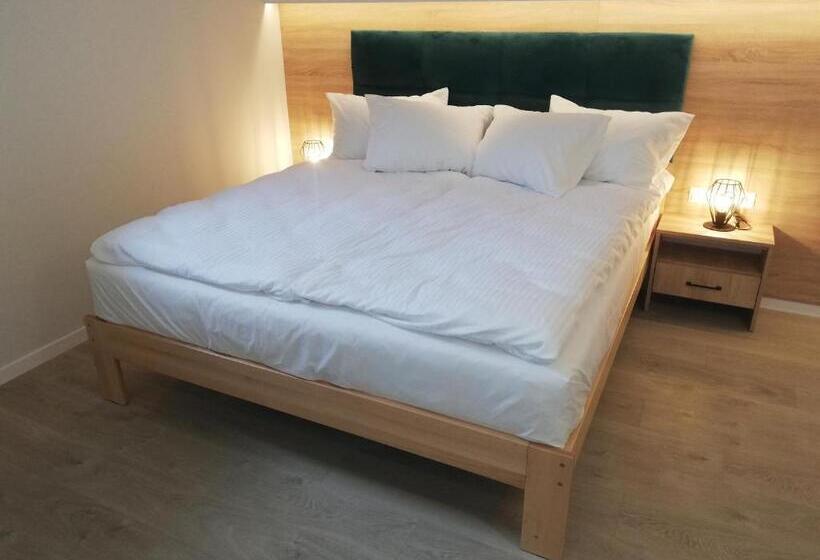 Pokój Czteroosobowy Standard, U źródeł