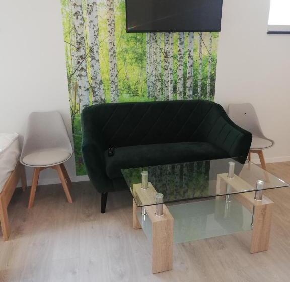 Pokój Czteroosobowy Standard, U źródeł