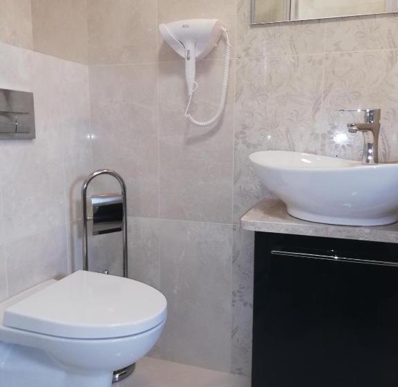 Pokój Czteroosobowy Standard, U źródeł