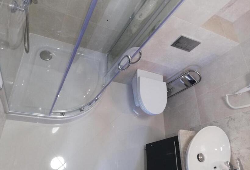 スタンダード4人部屋, U źródeł