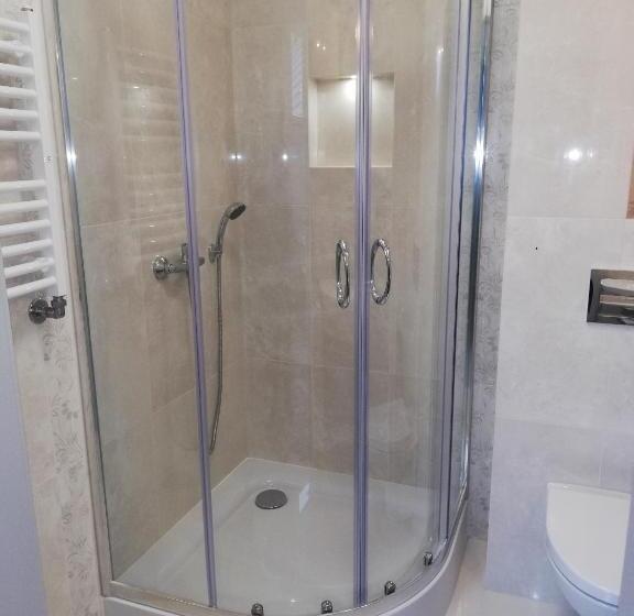 スタンダード4人部屋, U źródeł