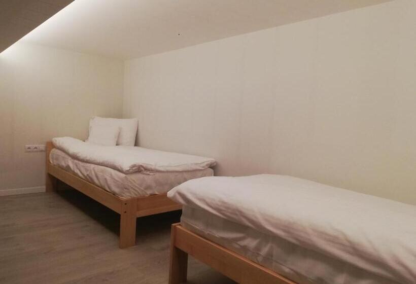 Pokój Standard z Balkonem, U źródeł