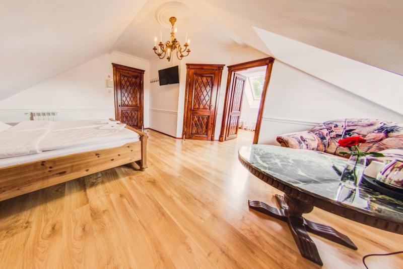 Superior Familjerum, Dworek Kurowski